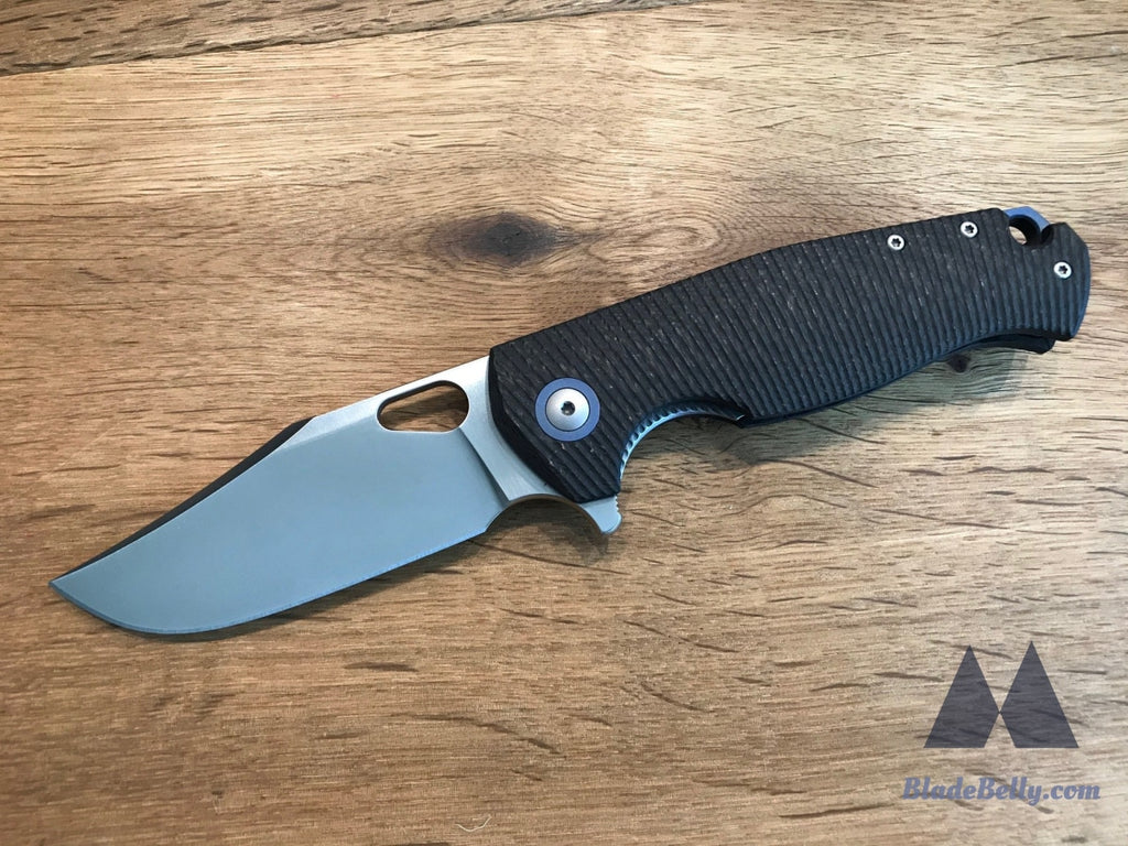 Giantmouse Gm2 - M390 Satin With Grooved Carbon Fiber Scales