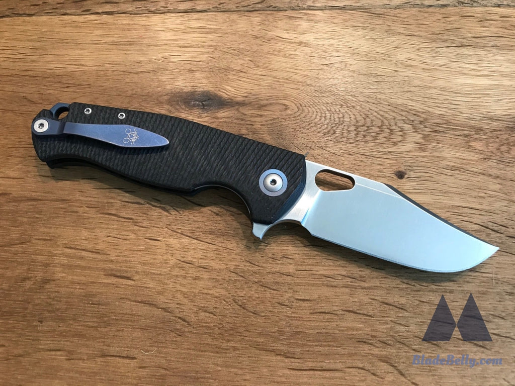 Giantmouse Gm2 - M390 Satin With Grooved Carbon Fiber Scales