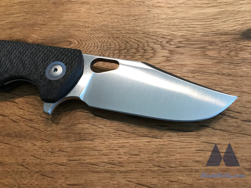 Giantmouse Gm2 - M390 Satin With Grooved Carbon Fiber Scales