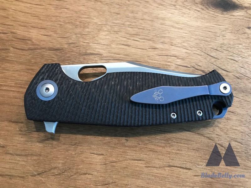 Giantmouse Gm2 - M390 Satin With Grooved Carbon Fiber Scales