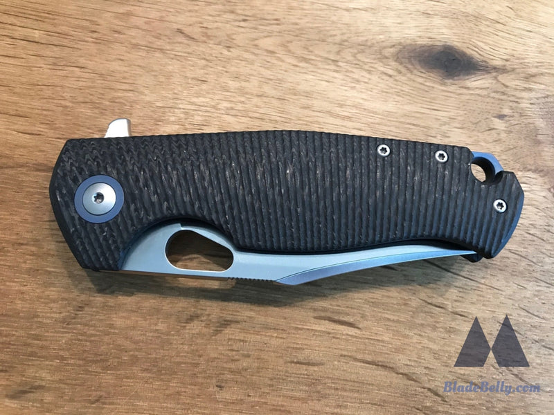 Giantmouse Gm2 - M390 Satin With Grooved Carbon Fiber Scales