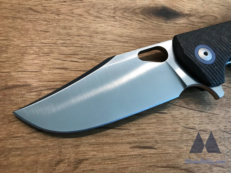 Giantmouse Gm2 - M390 Satin With Grooved Carbon Fiber Scales