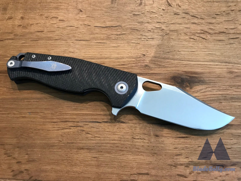 Giantmouse Gm2 - M390 Satin With Grooved Carbon Fiber Scales