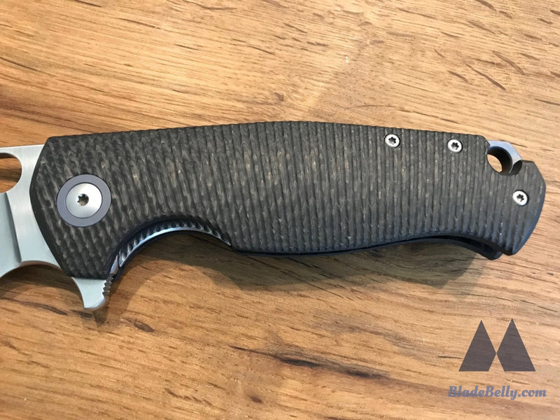 Giantmouse Gm2 - M390 Satin With Grooved Carbon Fiber Scales