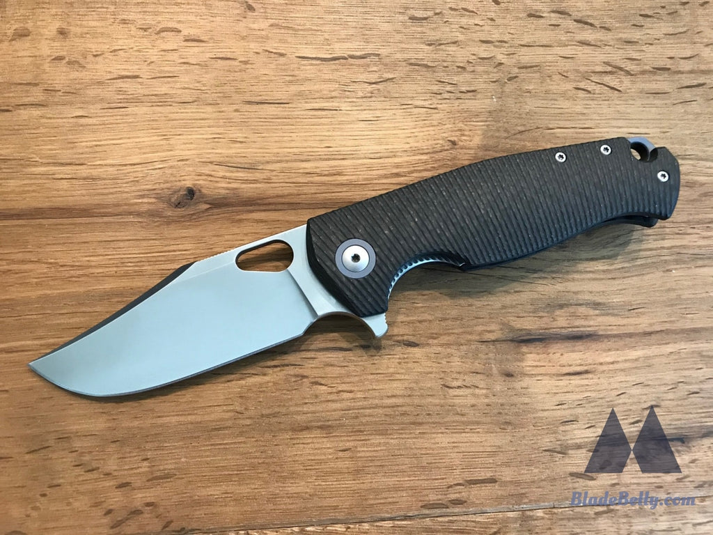 Giantmouse Gm2 - M390 Satin With Grooved Carbon Fiber Scales