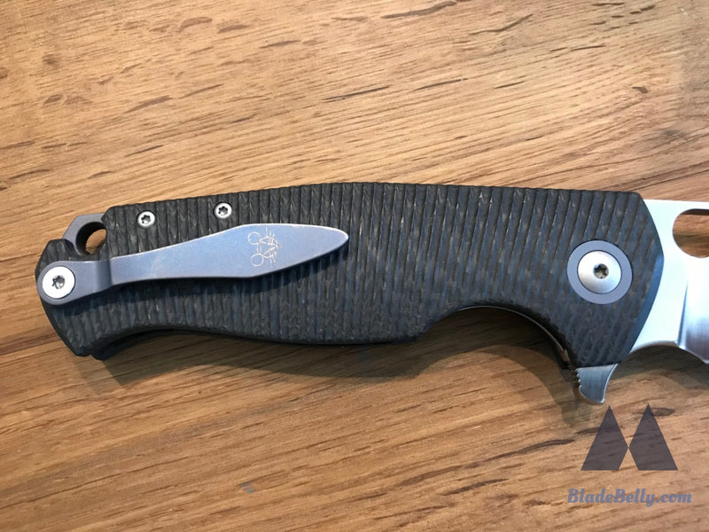 Giantmouse Gm2 - M390 Satin With Grooved Carbon Fiber Scales