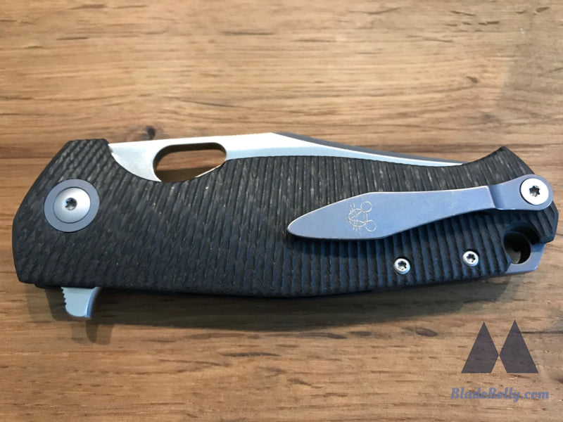 Giantmouse Gm2 - M390 Satin With Grooved Carbon Fiber Scales