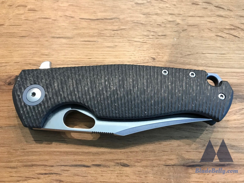 Giantmouse Gm2 - M390 Satin With Grooved Carbon Fiber Scales