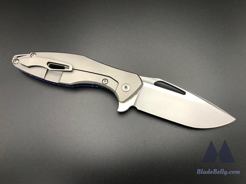 Koenig Arius - Burnished Blade Satin Flats Drop Point Blue Twill Carbon Fiber And Polished Hardware