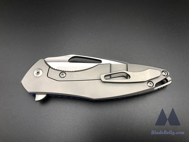 Koenig Arius - Burnished Blade Satin Flats Drop Point Blue Twill Carbon Fiber And Polished Hardware