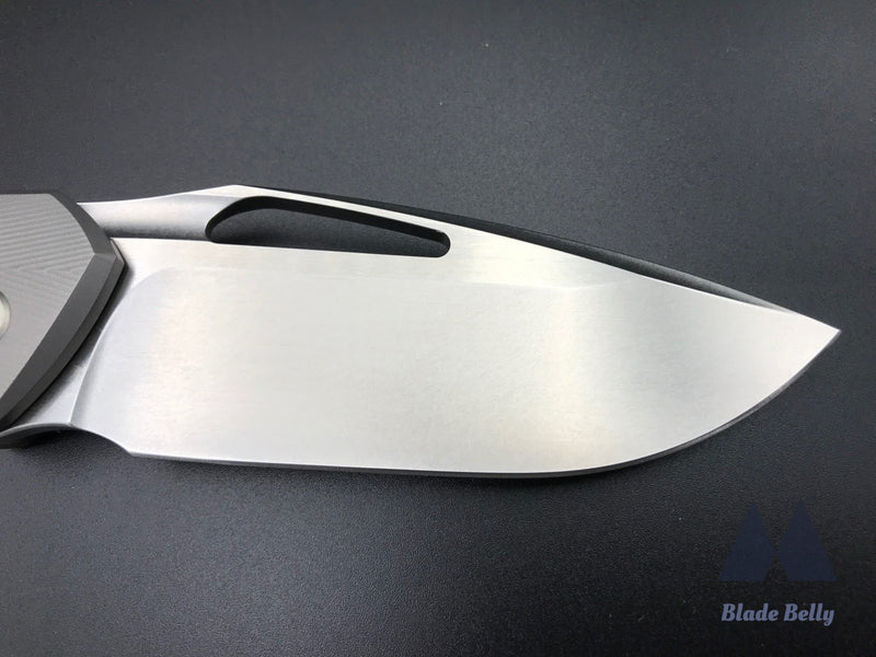 Koenig Arius - Flipper Delete Burnished Drop Point And Red Twill Carbon Fiber