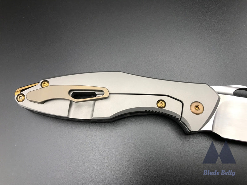 Koenig Arius - Flipper Delete Hand Rub Drop Point And Carbon Fiber (Blade 2019)