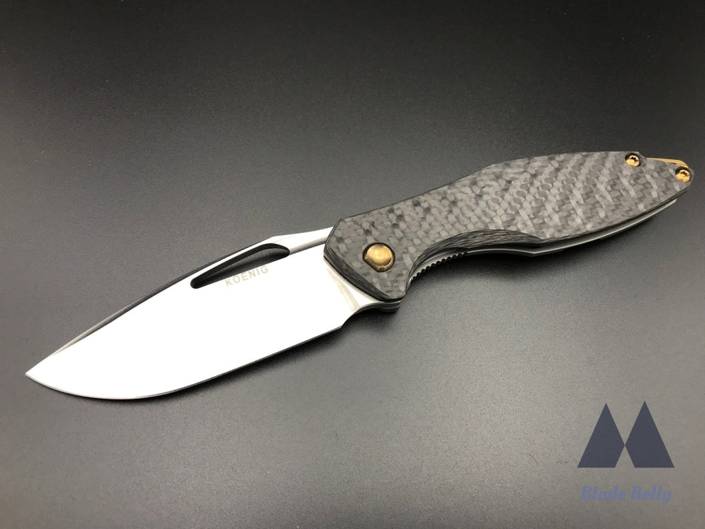 Koenig Arius - Flipper Delete Hand Rub Drop Point And Carbon Fiber (Blade 2019)