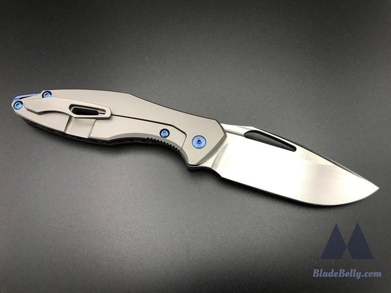 Koenig Arius - Hand Rub Drop Point Black Carbon Fiber And Blue Anodized Hardware