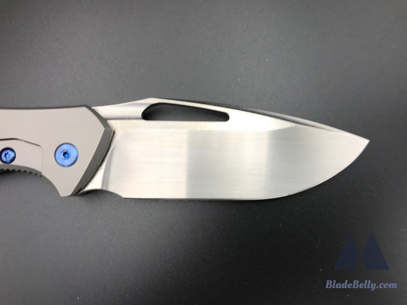 Koenig Arius - Hand Rub Drop Point Black Carbon Fiber And Blue Anodized Hardware