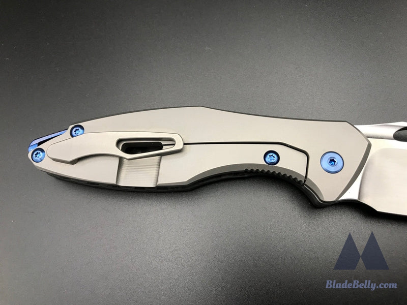 Koenig Arius - Hand Rub Drop Point Black Carbon Fiber And Blue Anodized Hardware