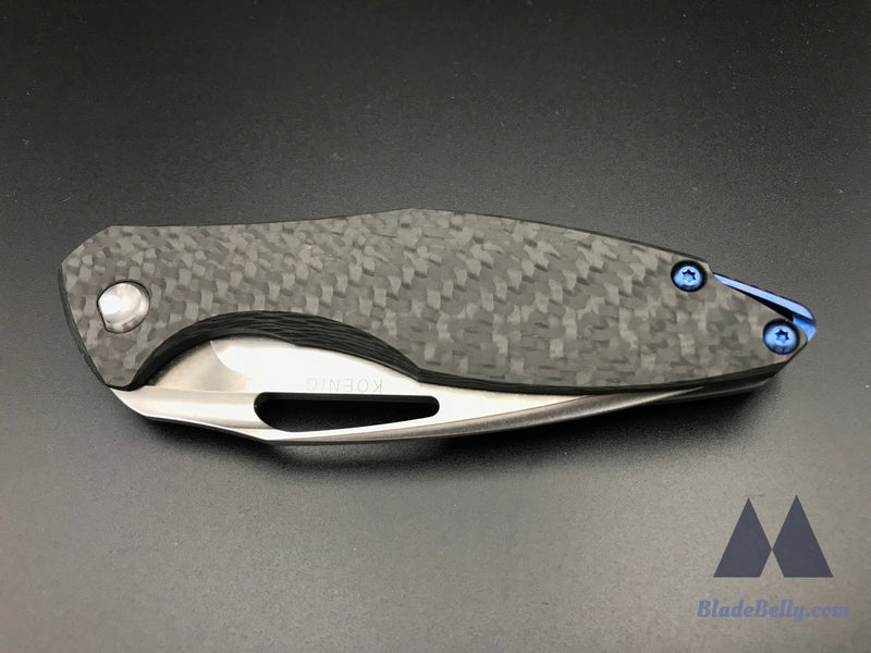 Koenig Arius - Hand Rub Drop Point Black Carbon Fiber And Blue Anodized Hardware