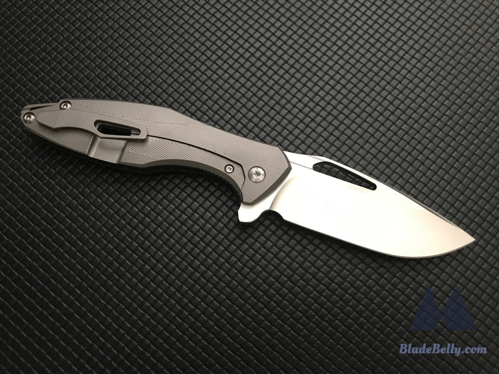 Koenig Arius - Satin Flats Red Textured Carbon Fiber