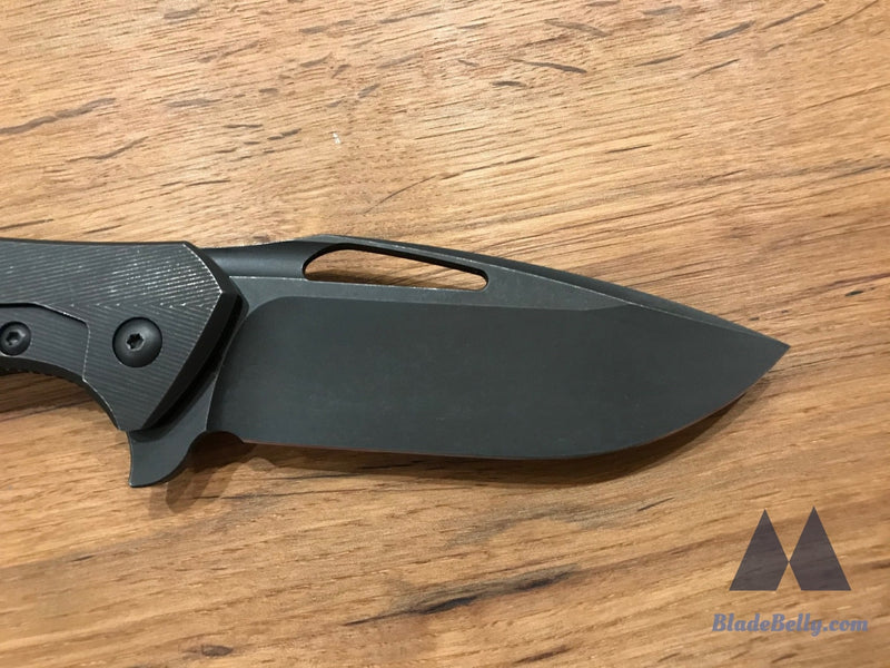 Koenig Arius - Tumbled Dlc Drop Point Black Textured Micarta And Hardware