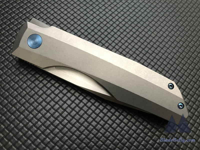 Vero Engineering Impulse - Hand Rubbed M390 Bluish Hardware